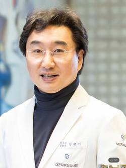 대구시의사회 민복기 회장, 20년째 사랑의 쌀 42톤 지원