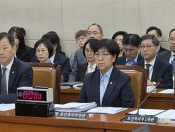 중국인 건보 두고 '혈세 낭비' vs '혐중 조장' 첨예한 공방