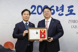 경북의사회, 적십자 '명예대장' 및 경북사회복지공동모금회 표창 수상