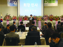 김해시의사회 정총, 장학금 1천만원 홍태용 김해시장에 전달