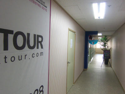 층약국 개설 논란을 빚고 있는 곳. 문 가운데 흰 종이가 붙어 있는 곳이 현재 인테리어 공사가 진행되고 있는 곳이다.