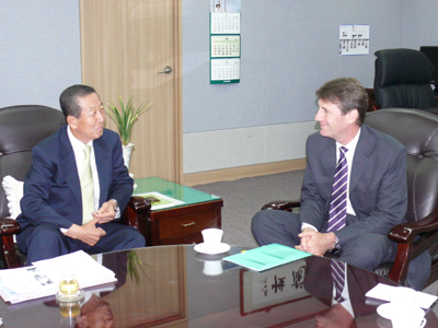 어준선 한국제약협회 회장이 22일 협회를 방문한 피터 야거 한국다국적의약산업협회(KRPIA) 회장을 접견하고 있다.