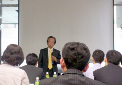 이성구 부광약품 사장이 기자들의 질문에 답하고 있다.