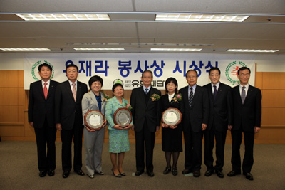 좌측부터 유한양행 이정희 전무, 최상후 대표이사, 강신옥 관장, 김영자 소장, 한배호 유한재단 이사장, 박미애 교사, 유한양행 연만희 고문, 오도환 전무, 박영구 감사