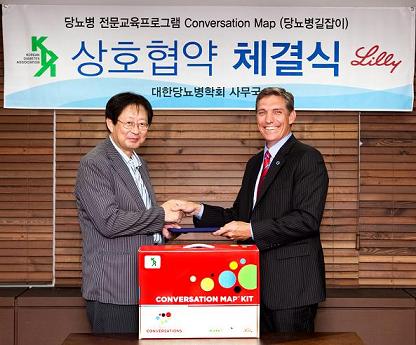 대한당뇨병학회 박성우 이사장(왼쪽)과 한국릴리 야니 윗스트허이슨 사장(오른쪽)이 협약을 체결한 후 서로 악수를 나누고 있다.