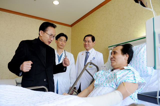 이 대통령이 석 선장과 대화하고 있다./사진=청와대 홍보수석실 제공