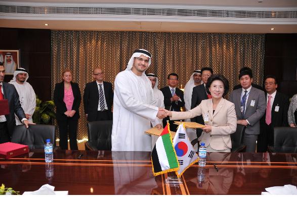 진수희 장관이 자이드 다우드 알 식섹 아부다비 보건청 청장과 양해각서를 체결하고 악수를 하고 있다.