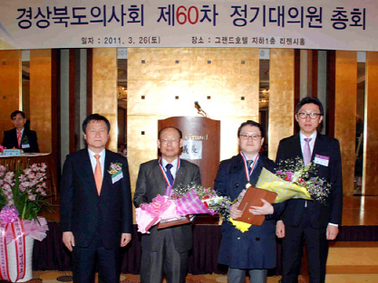 학술상에, 우현재 조교수, 봉사상에, 정창근 회원