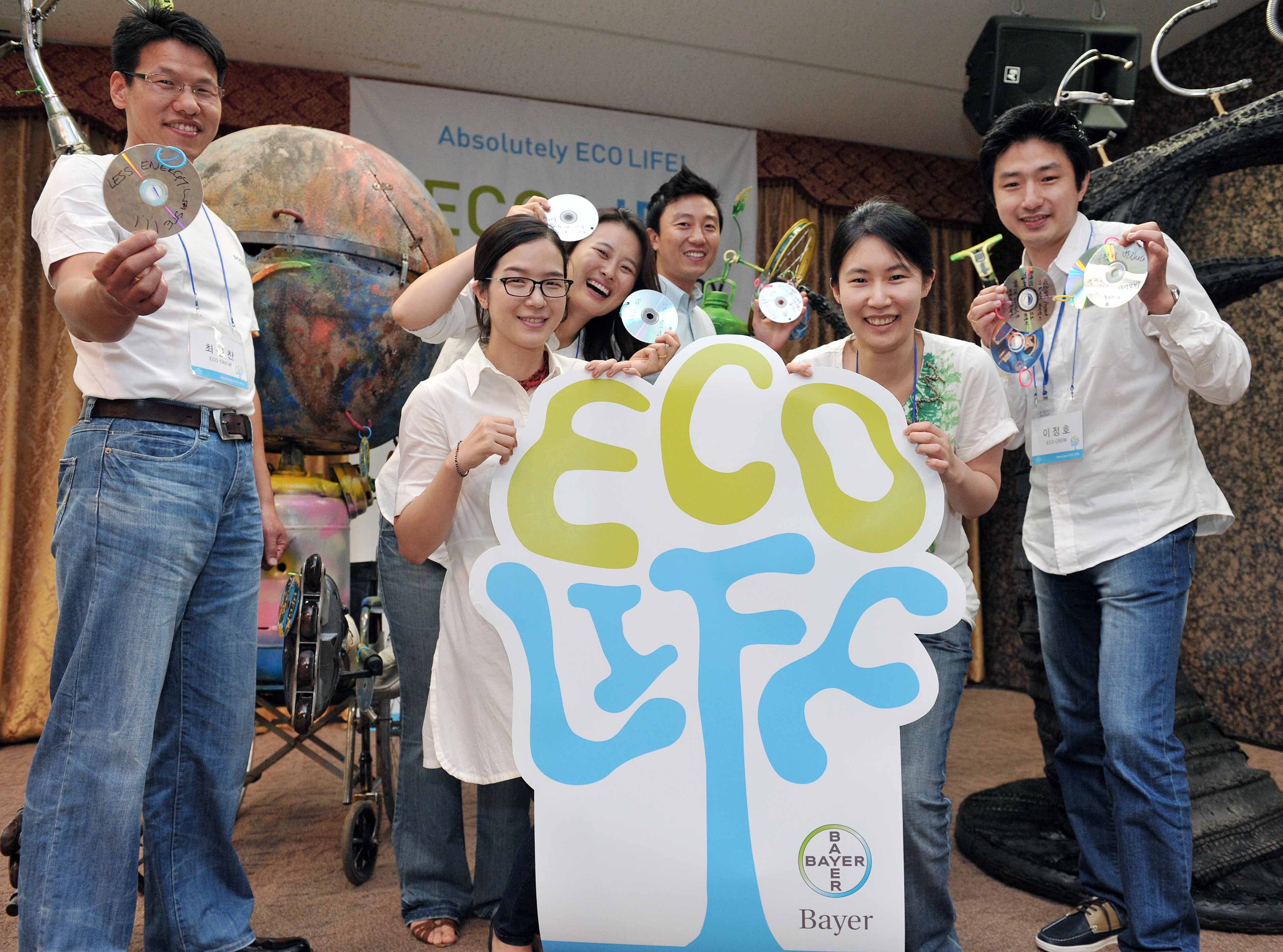 사진은 바이엘 코리아의 ECO LIFE 정크아트 퍼포먼스.