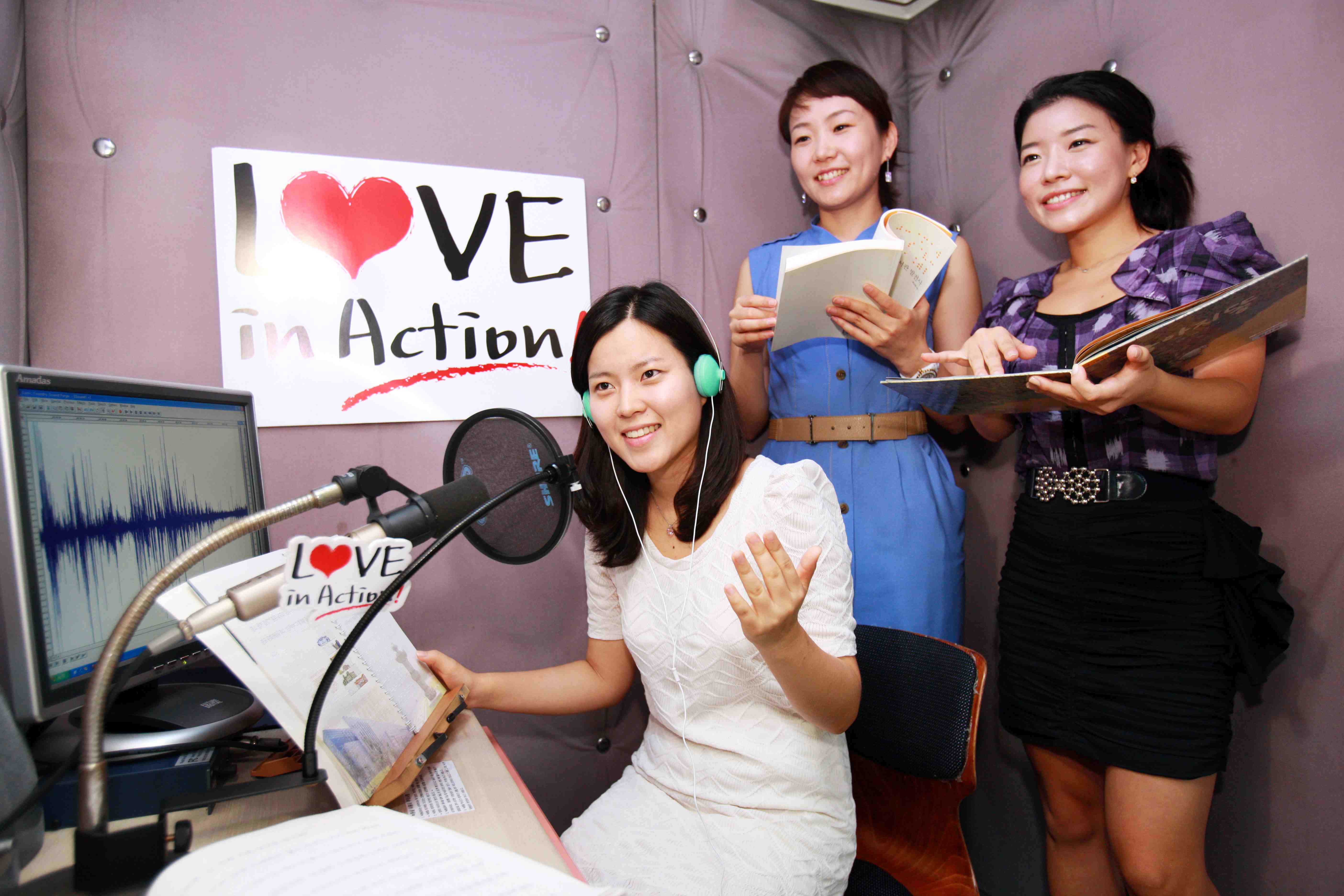 ‘목소리로 전하는 사랑의 점자책’: 한국MSD 직원들이 서울 암사동 한국점자도서관에 모여 시각장애우를 위한 녹음도서 제작에 필요한 낭독 테스트를 받고 있다.