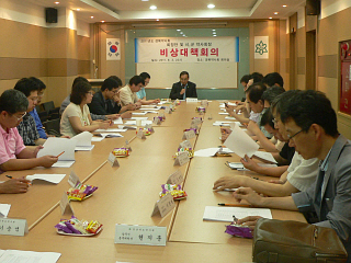 한형국 경북약사회장이 보건복지부 진수희 장관 앞으로 국민건강권의 안전성 무시에 대한 슈퍼판매의 부당성을 낱낱이 밝히고 약사법 개정(안)에 대해 재고해 줄 것을 촉구하는 서신을 보냈다.<한형국 회장이 약사법 개정 재고에 대해 도내 회원들과 비상대책회의를 갖고 있다.>