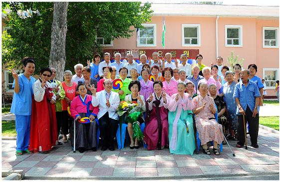 진수희 복지부장관은 지난 24일 우즈베키스탄 고려인 1세 노인 보호시설인 아리랑요양원을 방문 이들을 위로하고 기념촬영을 했다.<사진 맨 앞줄 가운데가 진수희 복지부장관.>
