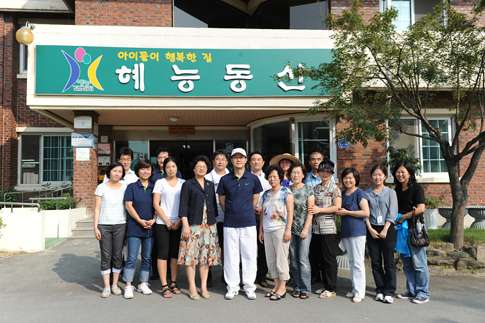 노연홍 식약청장(사진 가운데)이 지난 1일 충북 청원군에 위치한 사회복지시설 '혜능보육원'을 방문, 식약청 직원들과 함께 봉사활동을 마친 뒤 기념촬영을 하고 있다.