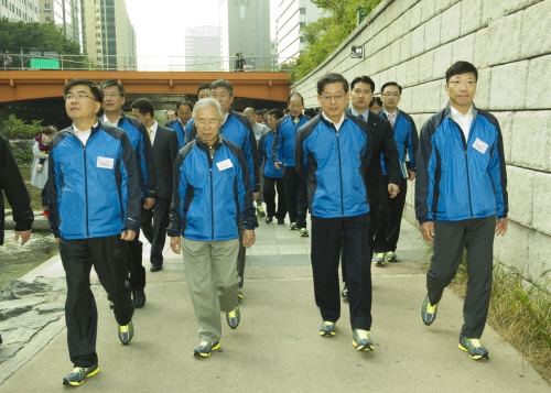 김황식 국무총리(오른쪽에서 두 번째)는 임채민 보건복지부 장관(맨왼쪽)과 4일 오후 청계광장 및 청계천변에서 