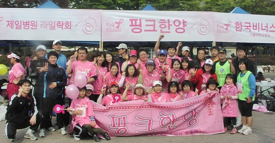 핑크 한양과 교직원들 단체 사진