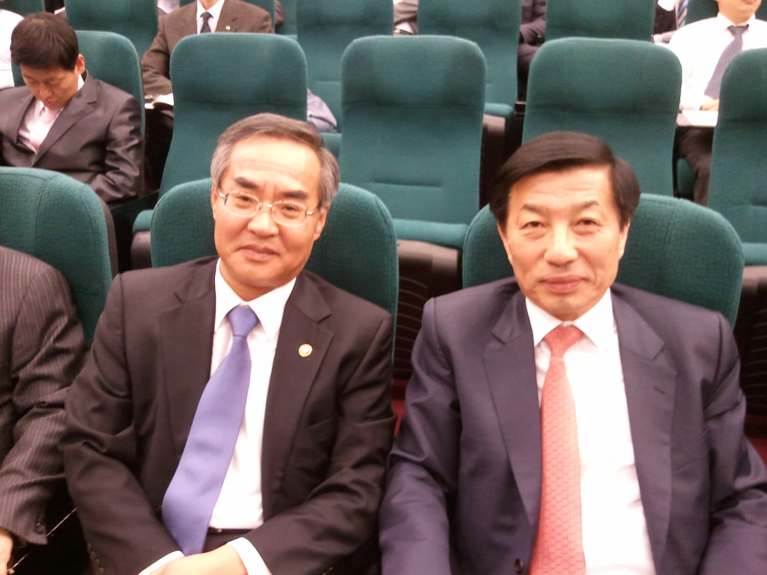 이재선 국회 복지위원장(오른쪽)이 주최한 정부의 약가인하 정책, 약인가 독인가?에 참석한 손건익 복지부 차관(왼쪽)은 정부의 약가인하 정책은 독이 아니라 명약이 될 것이라고 강조했다.