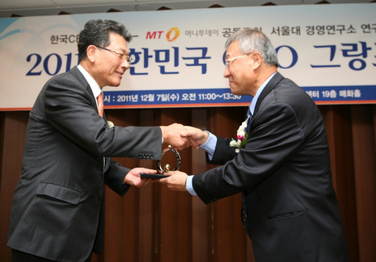 이성우 사장(왼쪽)이 한국CEO연구포럼 한정곤 공동삼임위원장(전 경주대 총장)으로부터 대한민국 CEO그랑프리 상패를 받고 있다.