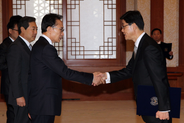 이명박 대통령(왼쪽)으로부터 청와대 고용복지수석 임명장을 받고 있는 노연홍 전 식약청장(오른쪽)...보건산업계에는 노 수석이후 공석중인 후임 식약청장은 외부수혈 보다는 조직의 생리를 잘 아는 인물이 필요하다는 관점에서 내부승진이 합당하다는 주장이 적지 않다.