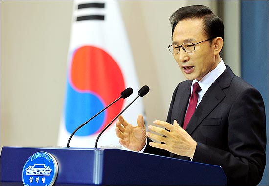 임사이구는 어려운 시기, 큰 일에 임해 엄중한 마음으로 신중하고 치밀하게 지혜를 모아 일을 잘 성사시킨다는 의미를 담고 있다.<이명박 대통령이 국정연설을 하고 있는 장면.>