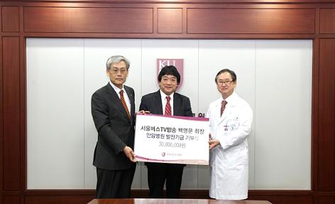 왼쪽부터 김린의무부총장, 백영문회장, 박승하병원장