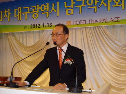 인사말을 하고있는 이한길 회장