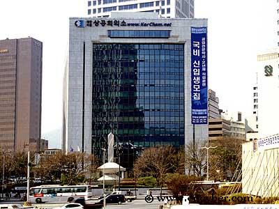 대한상의는 “다가올 평균수명 90세 시대를 기회로 삼아 제약산업이 우리의 미래 주력산업으로 발돋움할 수 있도록 이제부터 정부가 체계적인 지원에 나설 때”라고 말했다.<사진은 대한상의 회관 전경.>