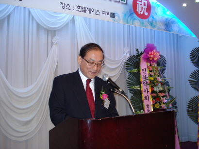 인사말을 하고 있는 한형국 회장