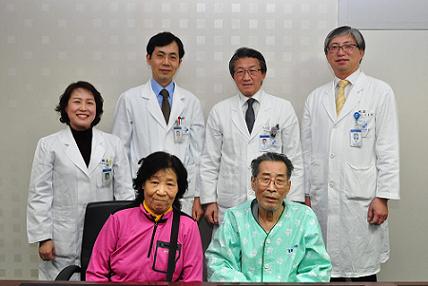 앞줄 이관순씨 부부, 뒷줄 왼쪽부터 용명희 사업사업실 과장, 원장원 교수(홍보실장), 임영진 의료원장, 이충현 교수(비뇨기과)