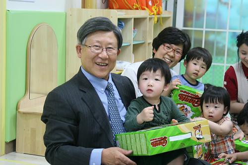 김성덕 병원장 어린이집 방문 선물 전달.