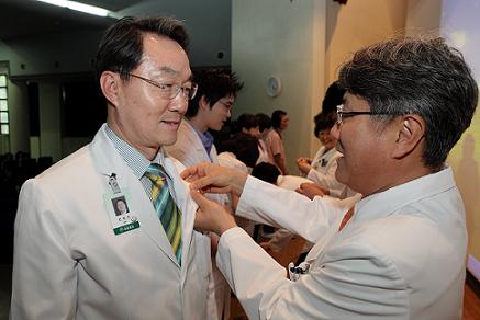 이대목동병원 김옥길 홀에서 개최된 이대목동병원 감염관리의 날 행사에서 이대목동병원 교직원들이 감염관리 퀴즈대회에서 정답을 적어 보이고 있다.