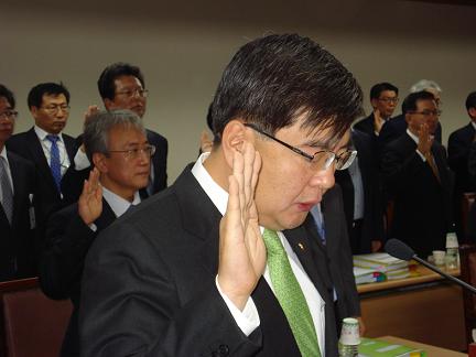 보건복지부 임채민 장관이 국정감사 시작 전, 선서를 하고 있다.