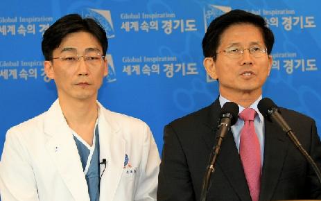 김문수 경기도지사(오른쪽)와 아주대병원 이국종 교수(왼쪽)가 지난 5일 복지부가 발표한 전국 권역별 중증외상센터 선정 결과에 대한 경기도 입장을 밝히고 있다.