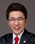 아주대 사학과 출신의 김상민 새누리당 의원이 인수위 청년 특위위원장으로 임명돼 활동 중이다.
