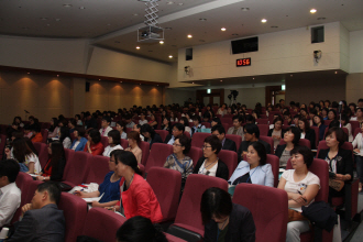 지난 26일 서울대치과대학병원 대강당에서 열린 '제5회 충치예방 국제심포지엄'에서 청중들이 강연을 듣고 있다.