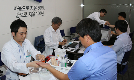 두산건설 임직원 헌혈 모습.