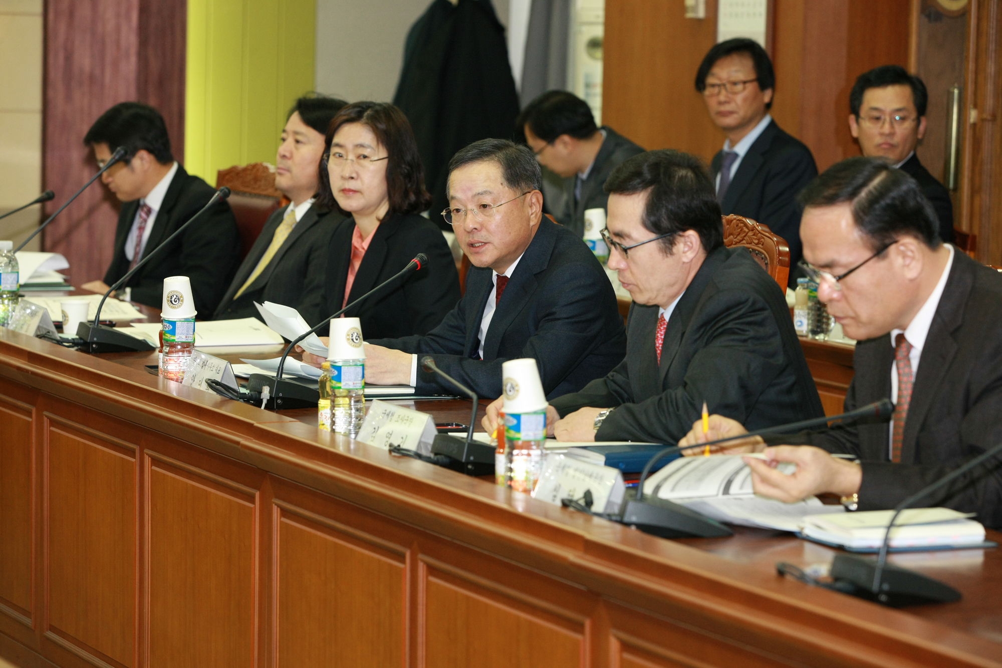 국세청(청장. 김덕중)이 세무조사 감독위원회를 설치하고 18일 첫 회의를 개최했다. 안대희 초대 위원장(전 대법관-사진 가운데)이 인사말을 하고 있다.<안대희 위원장 오른쪽 옆에 김영기 국세청 조사국장과 심달훈 법인납세국장의 모습.>