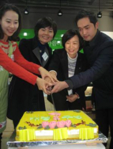 “아름다운가게 초록산타 매장의 두 돌을 축하합니다!”