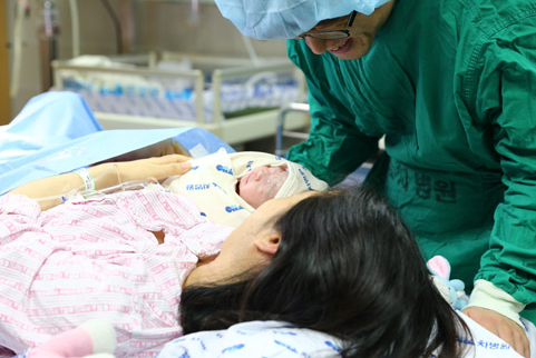 아빠 김현태씨와 엄마 어희선씨 사이에서 태어난 새해 첫 아기.