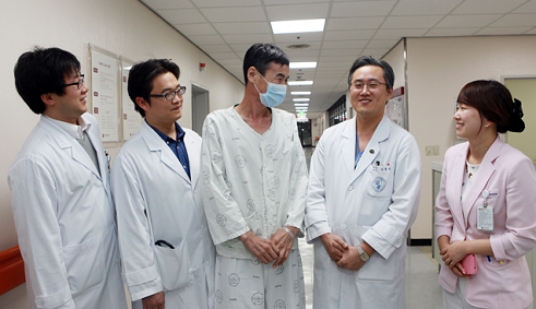 고대병원 간이식 전문협진팀이 성공적으로 간이식 수술을 받고 회복중인 몽골인 환자와함께 활짝 웃고있다.