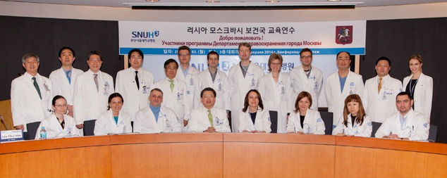 모스크바 연수의사와 기념촬영(아랫줄 좌측 네 번째가 이철희 분당서울대병원장).