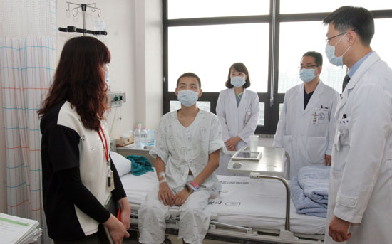 외국인 신장이식 환자 회진.