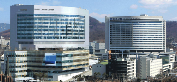 연세암병원(왼쪽)과 세브란스병원 전경.