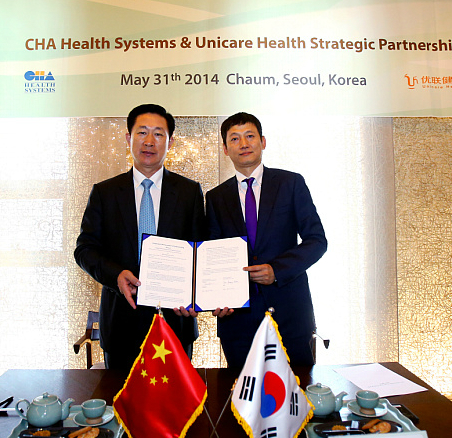 (왼쪽)유니케어헬스그룹 한드민회장과 차바이오 윤경욱 대표.