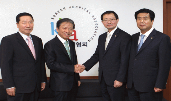 (왼쪽부터) 이계융 병협 상근부회장, 박상근 병협회장, 추무진 의협회장, 강청희 의협 상근부회장