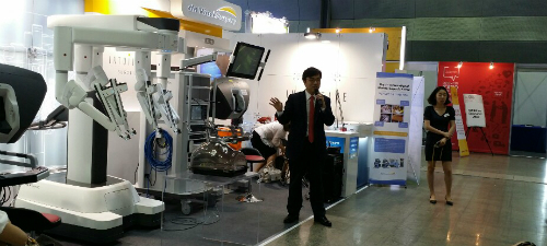 인튜이티브서지컬 코리아가 선보인 다빈치 로봇 수술기.