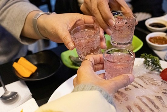 무더운 여름, 술에 기대는 '노년의 그림자'