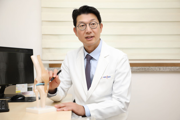 힘찬병원 이정훈 의무원장, 로사로봇 무릎 인공관절수술 500례 돌파