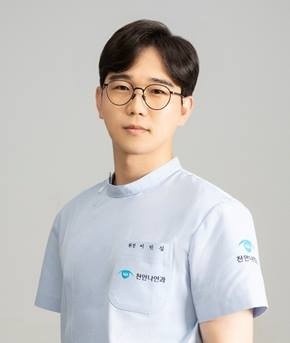 '번쩍임·날파리증' 방치 위험… 안과 망막 장비로 정밀검사 받아야