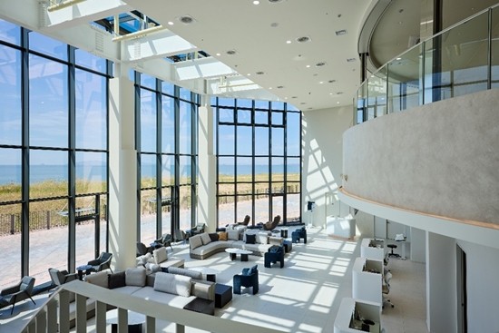 봄철 여성 갱년기 증상 악화… '호르몬 검사'로 변화 확인해야