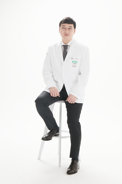 50대 이후 흔한 척추관협착증, 비수술 치료부터 단일공 내시경으로 개선